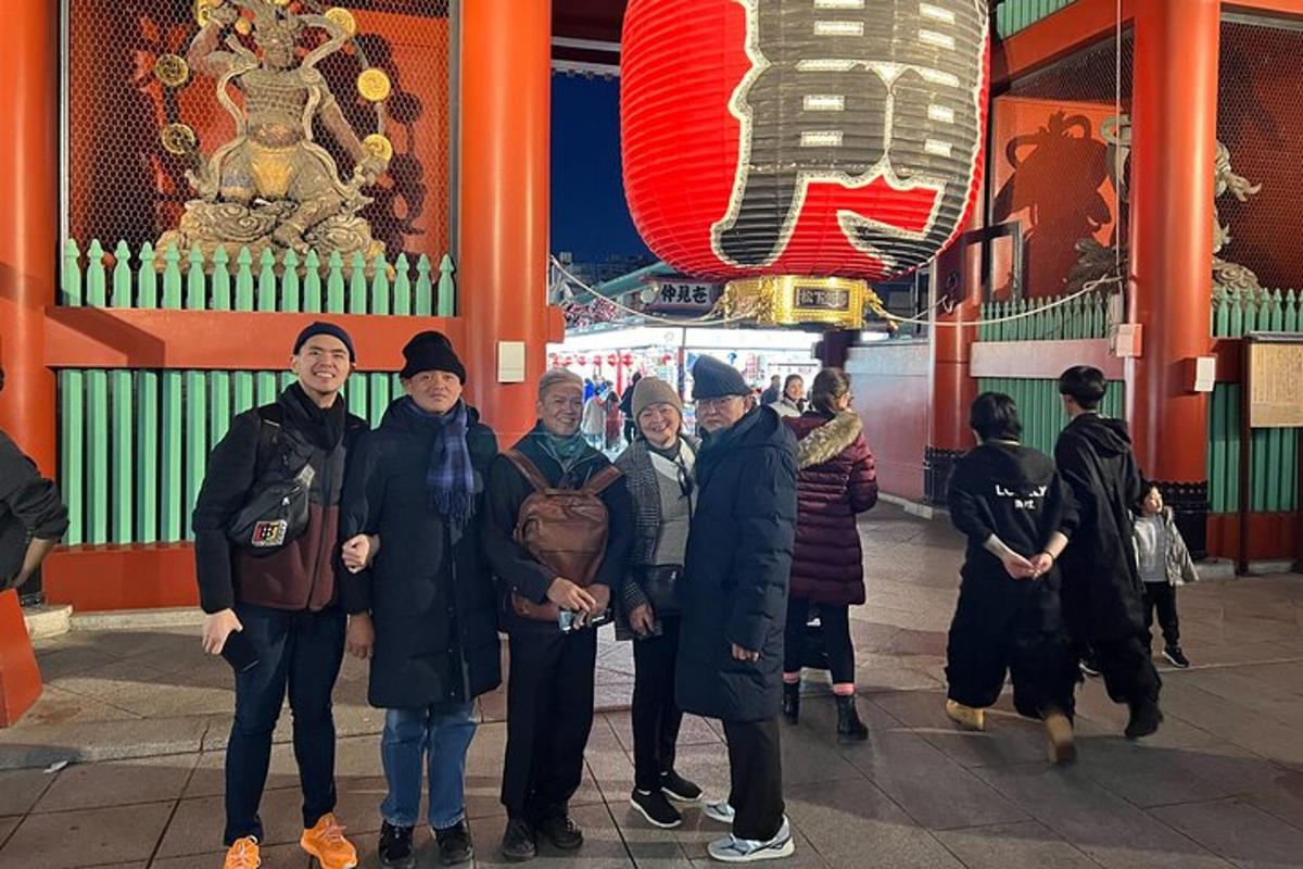 건물 앞에 서 있는 사람들의 그룹