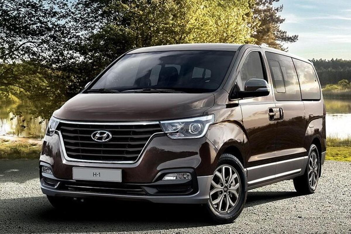 stříbrná dodávka Hyundai zaparkovaná vedle jezera