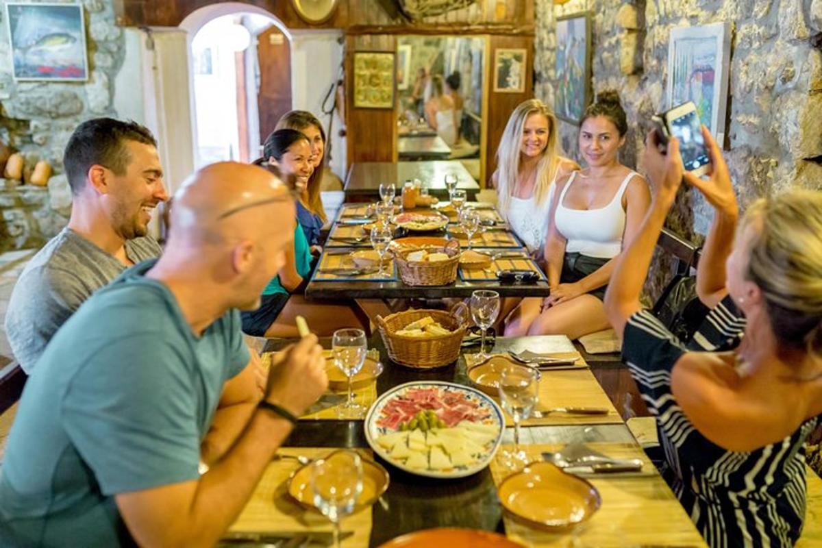 skupina lidí sedících kolem dlouhého stolu