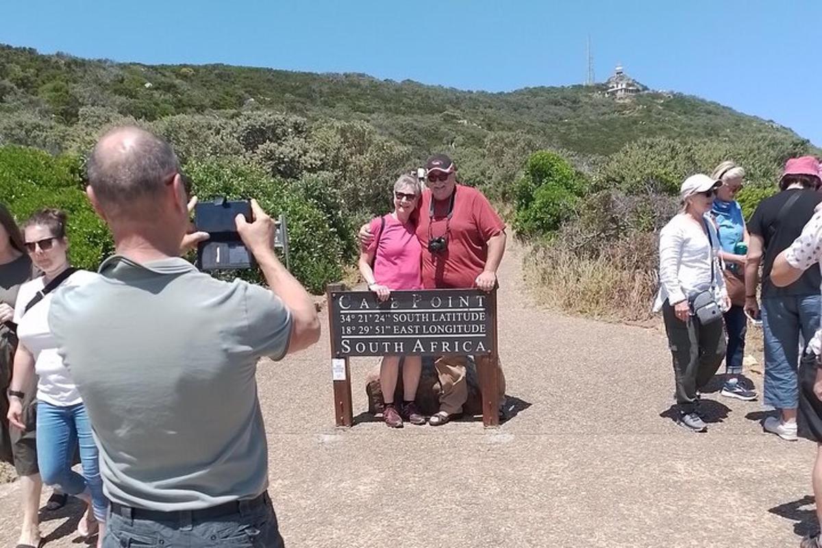 moški, ki fotografira skupino ljudi