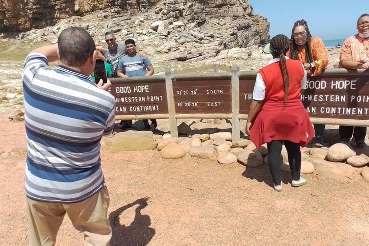 Un hombre tomando una fotografía de un grupo de personas.