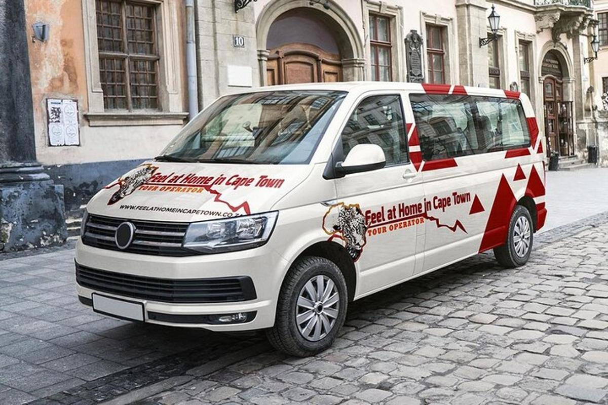 una camioneta blanca estacionada en una calle