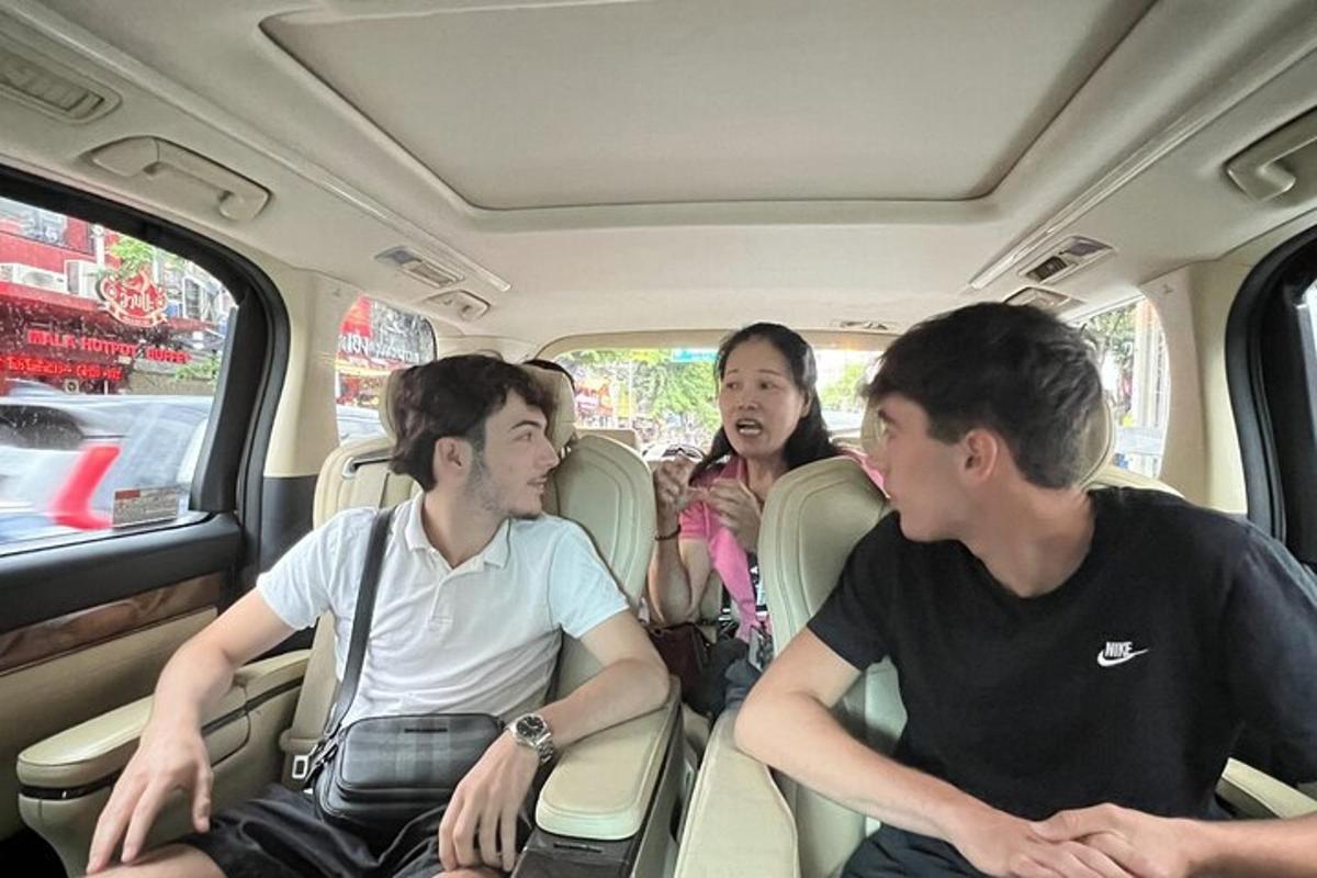 un grupo de personas sentadas en un coche