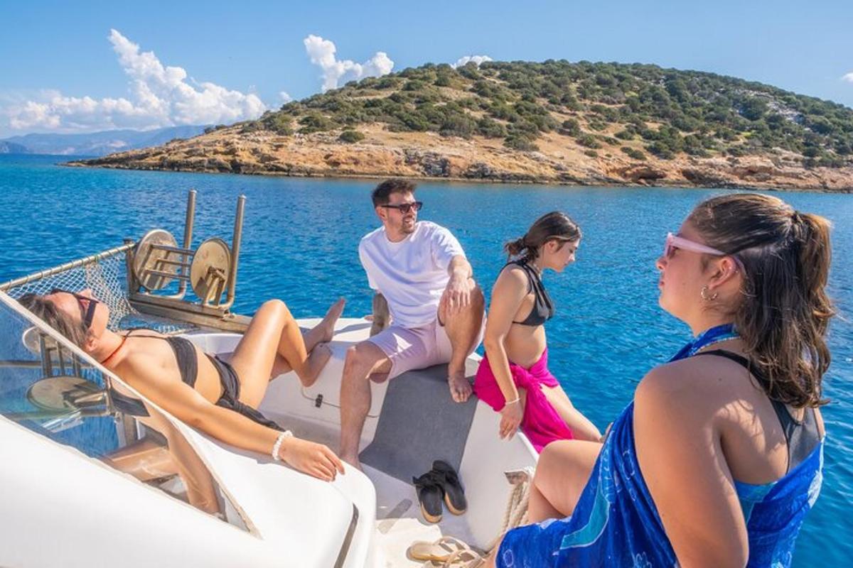 um grupo de pessoas em um barco na água