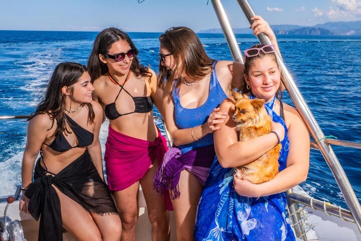 eine Gruppe von Frauen auf einem Boot mit einem Hund