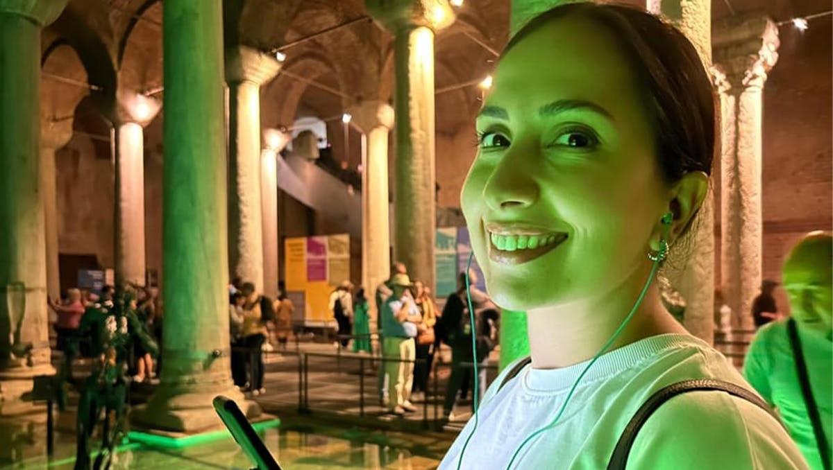 una donna con la vernice verde sul viso in un edificio