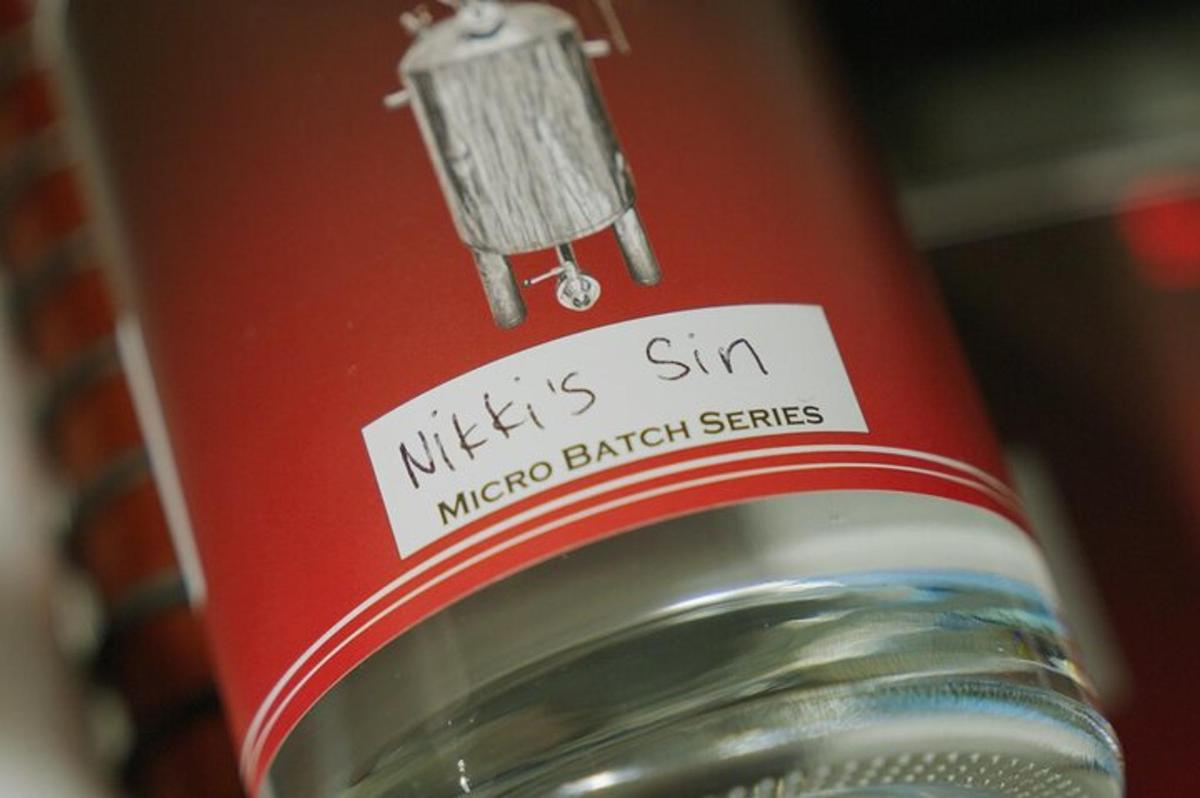 tin merah susu licik dengan pelekat di atasnya
