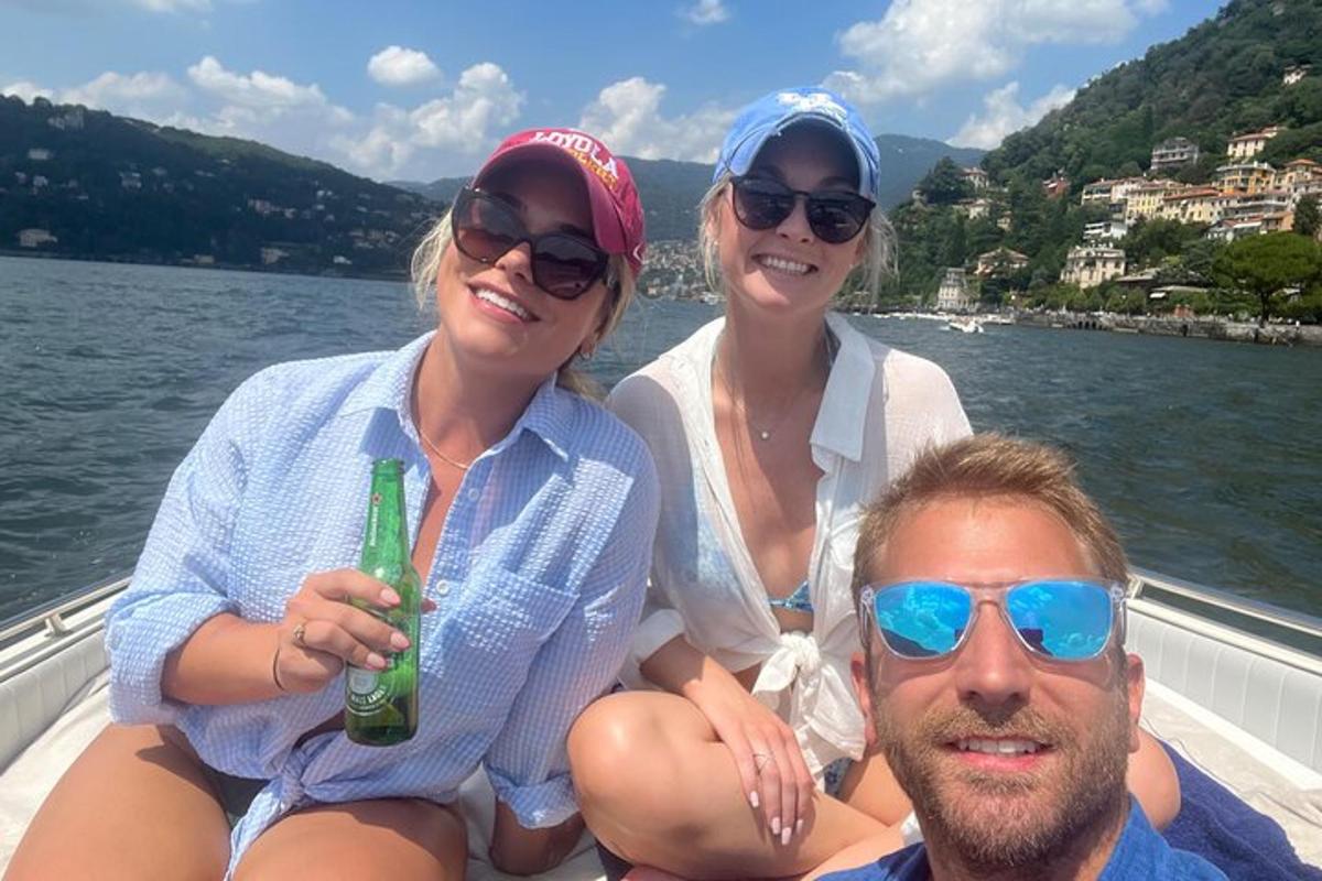 due donne e un uomo su una barca in acqua