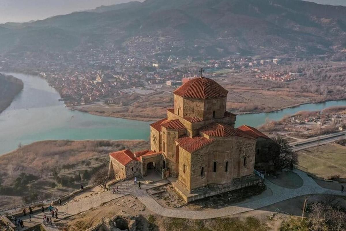 стара сграда на върха на хълм до река