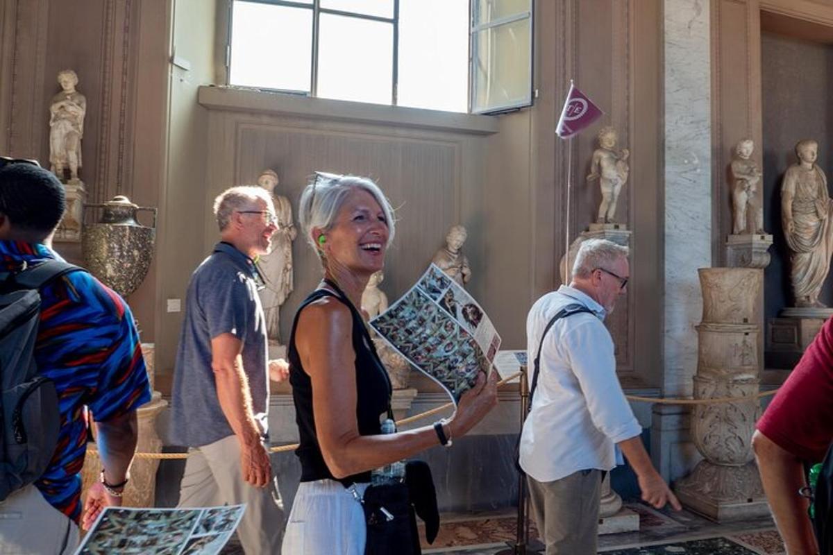 un gruppo di persone in piedi in una stanza con delle statue
