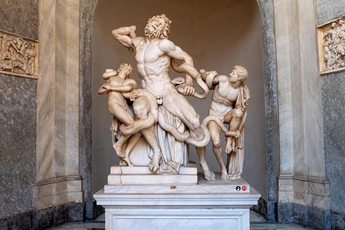 una statua in un edificio con un gruppo di persone
