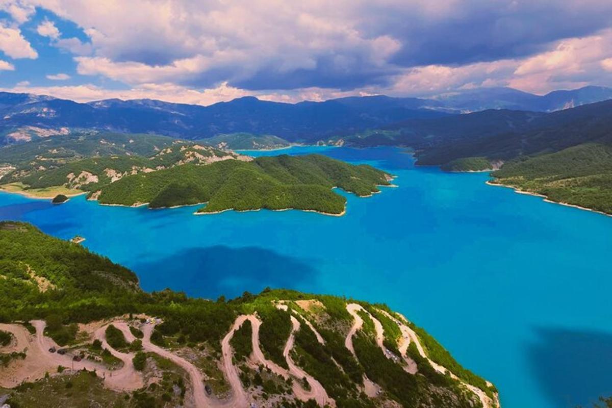 Letecký pohled na jezero v horách