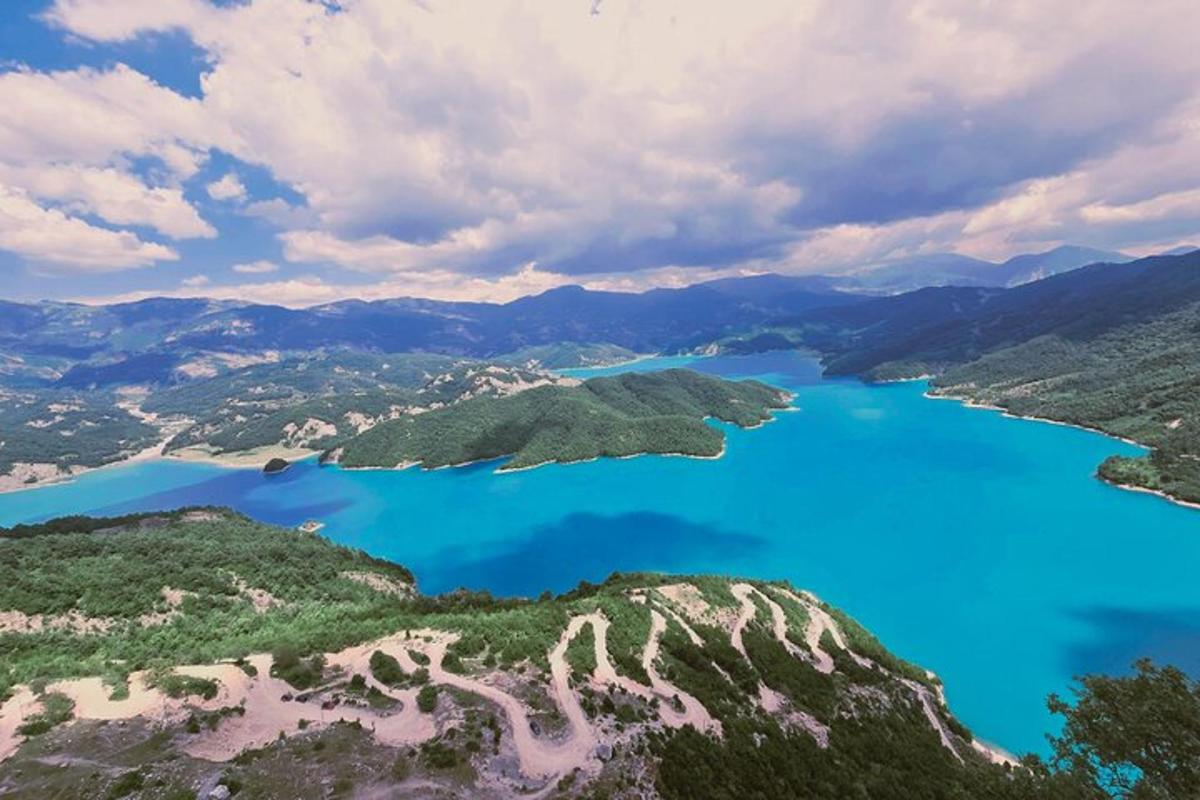 Letecký pohled na jezero v horách