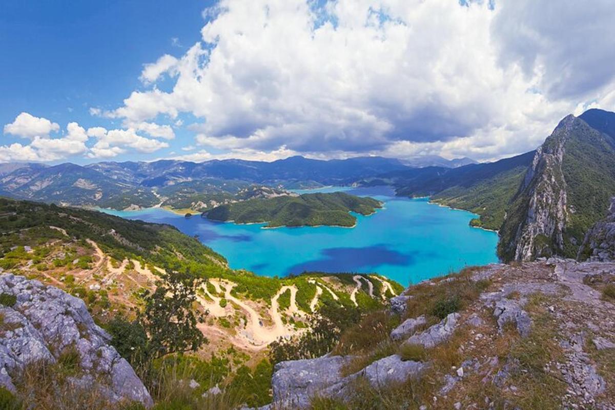 uma vista de um lago nas montanhas
