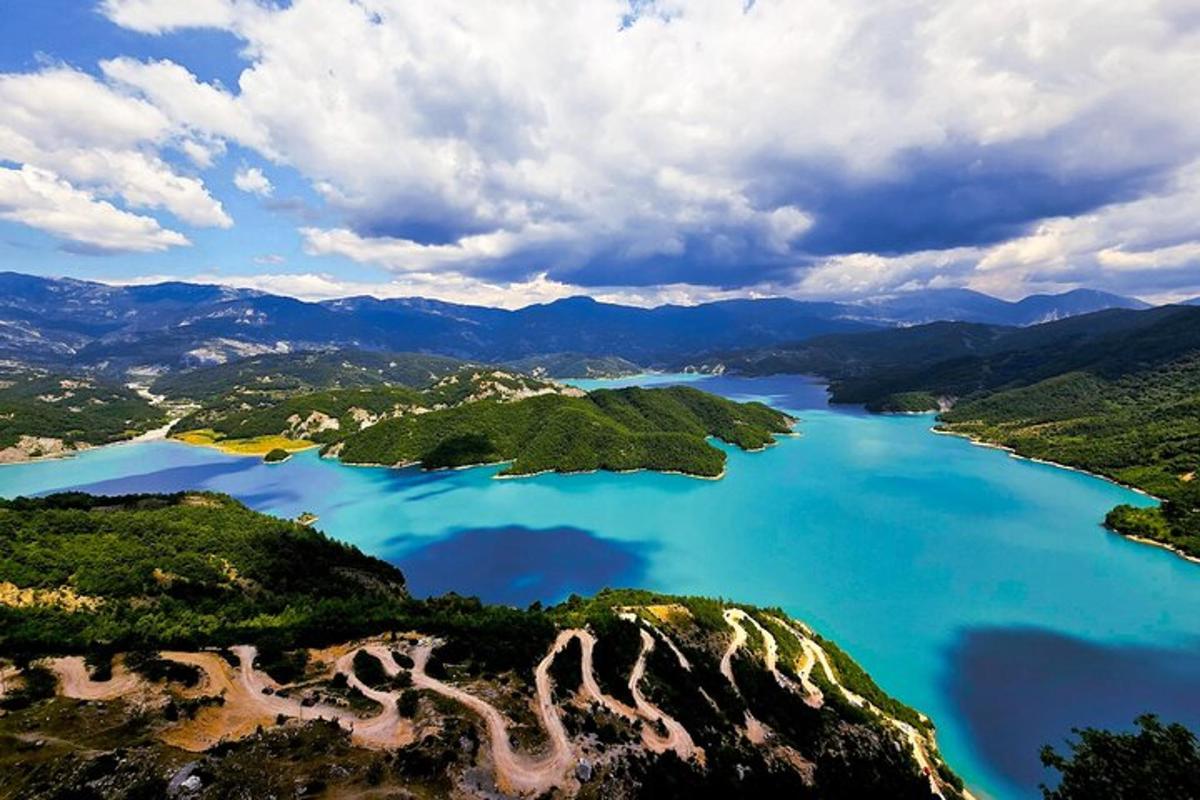 Letecký pohled na jezero v horách