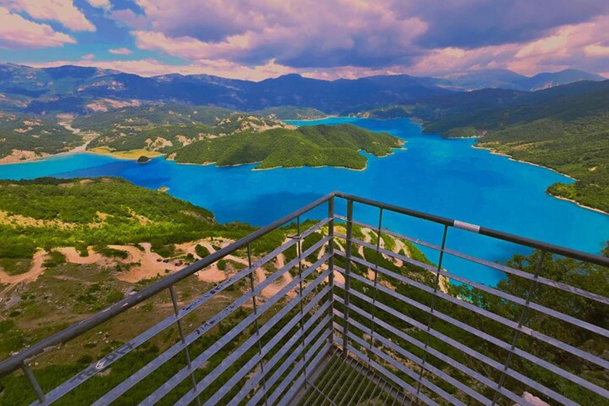 uma vista de um rio de uma plataforma de observação