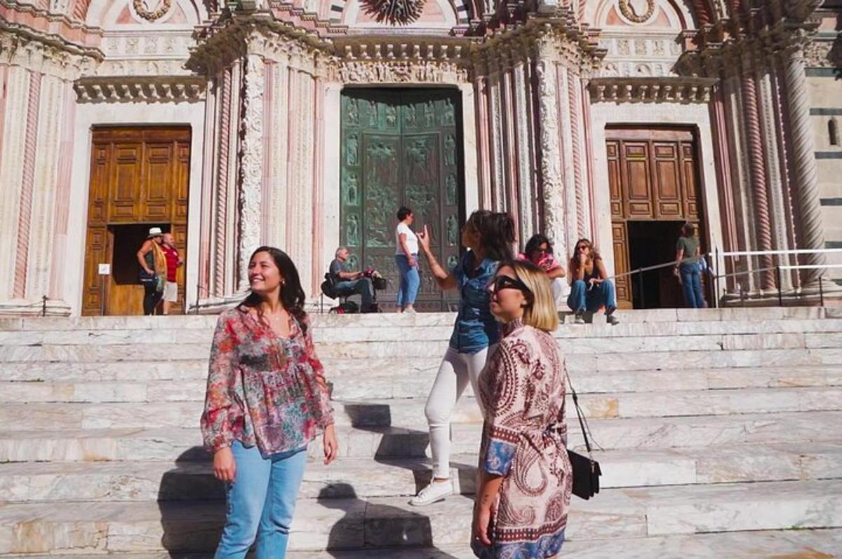 un gruppo di donne in piedi davanti a un edificio