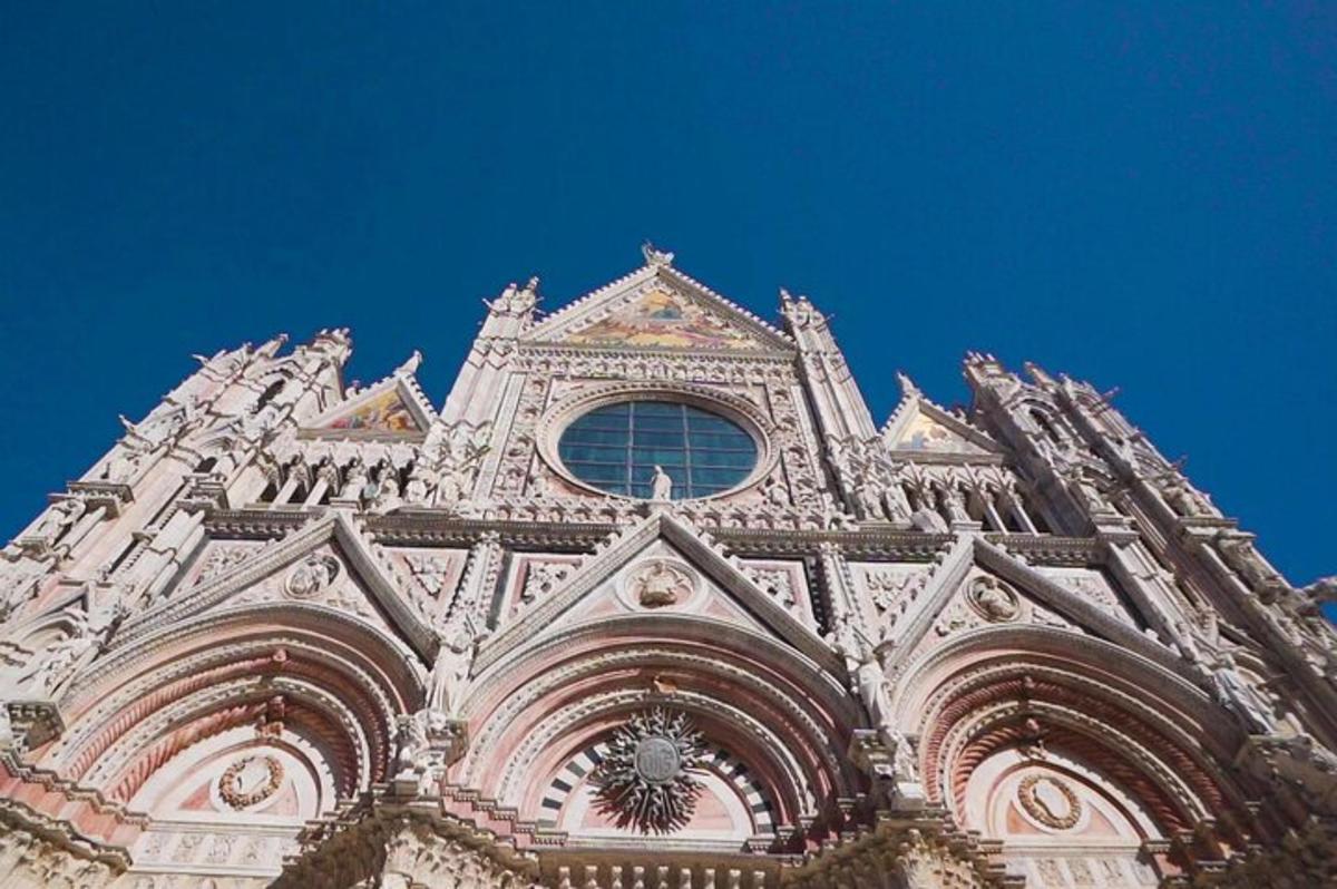 un edificio alto con una finestra in cima