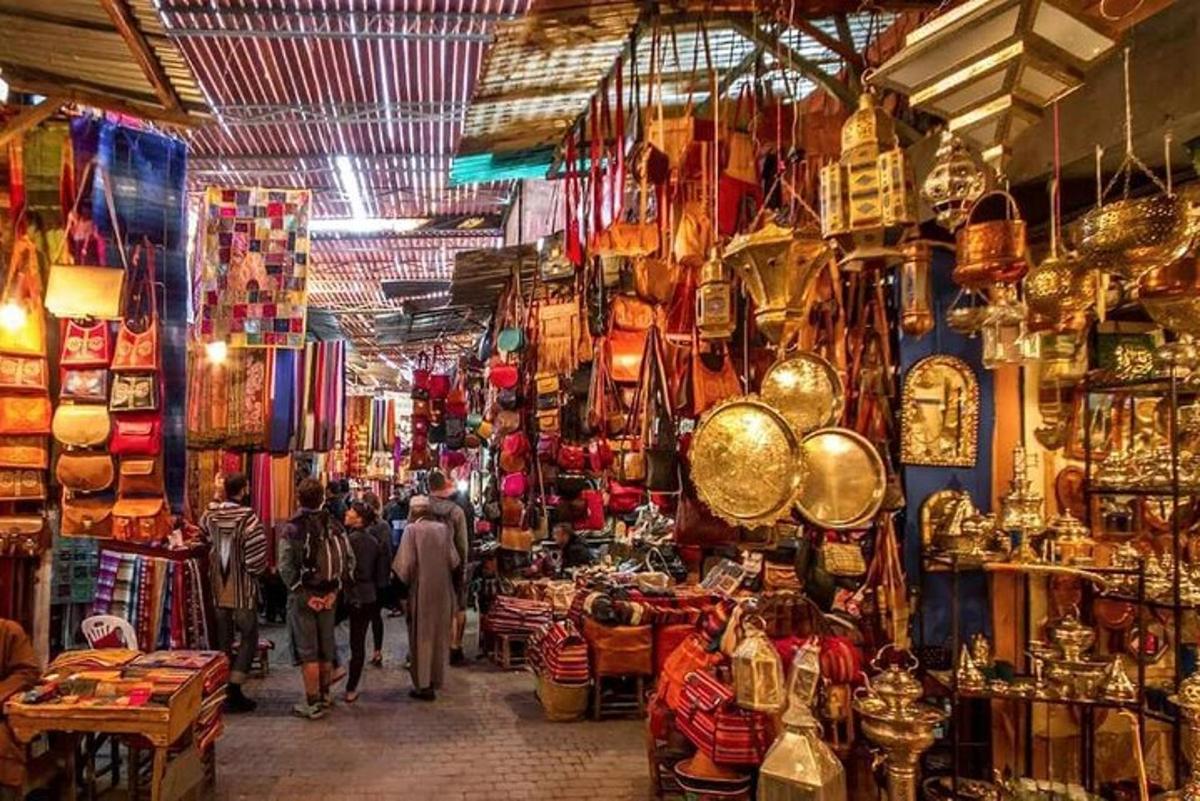 ein Markt mit Menschen, die in ein Geschäft gehen