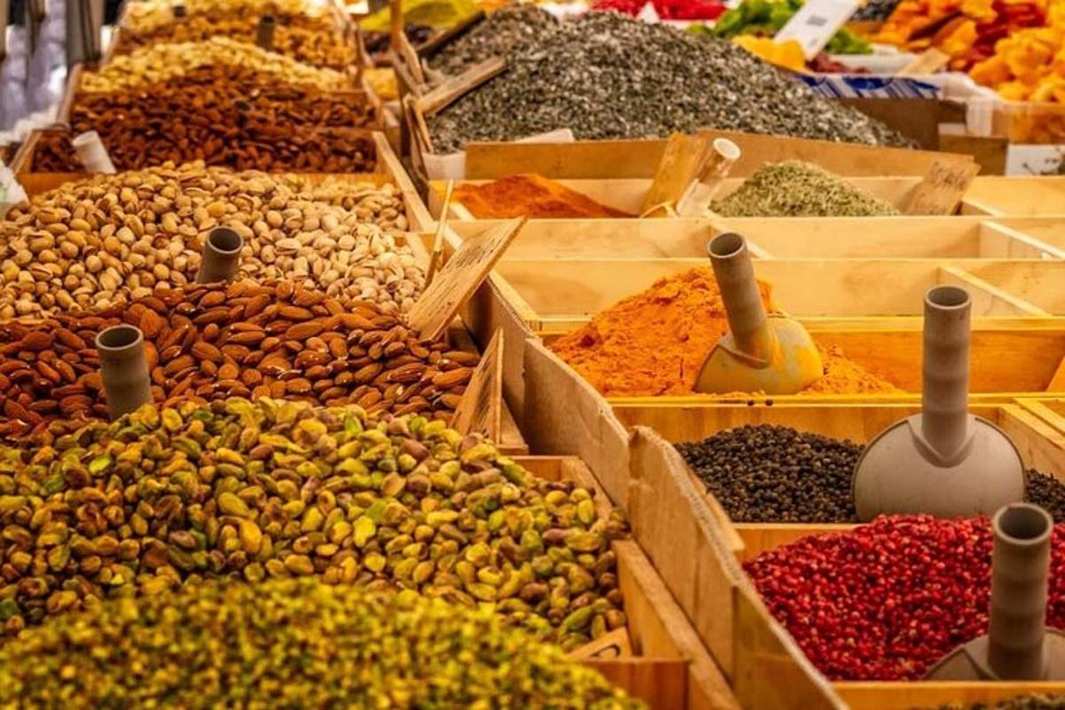 Un mercado lleno de muchos tipos diferentes de especias.