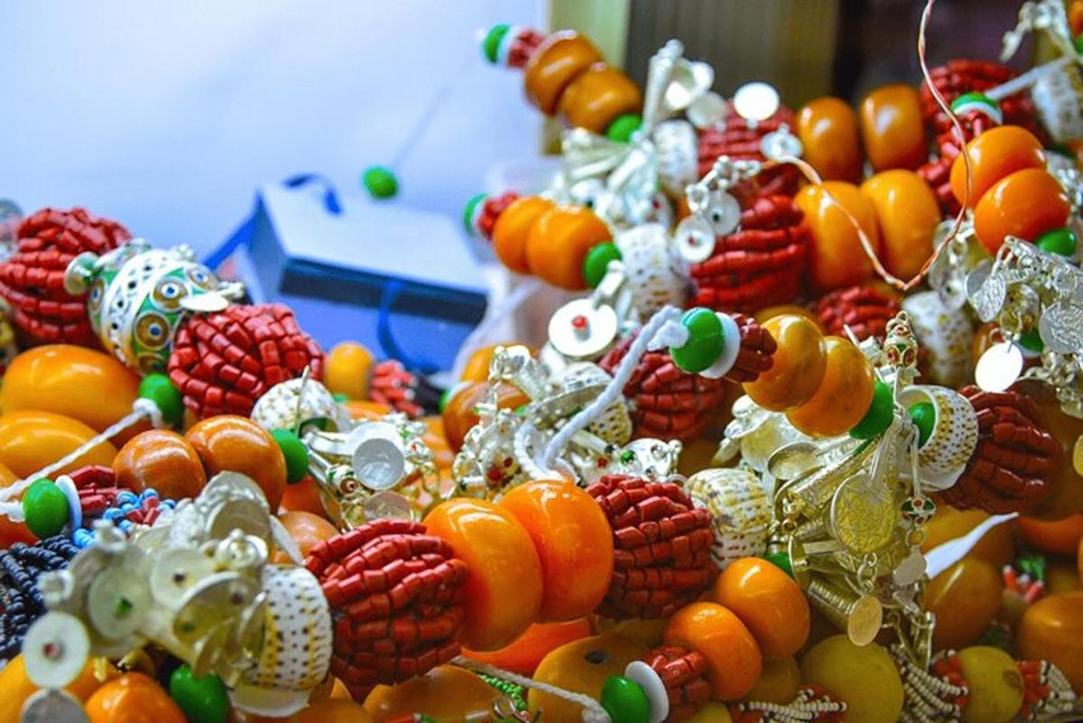 một đống các loại hạt khác nhau trên bàn