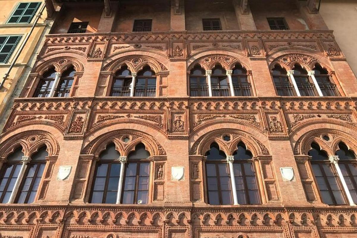 un alto edificio di mattoni con un mucchio di finestre
