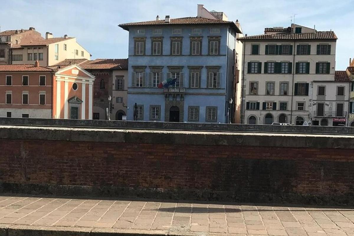 un gruppo di edifici in una città con un muro di mattoni