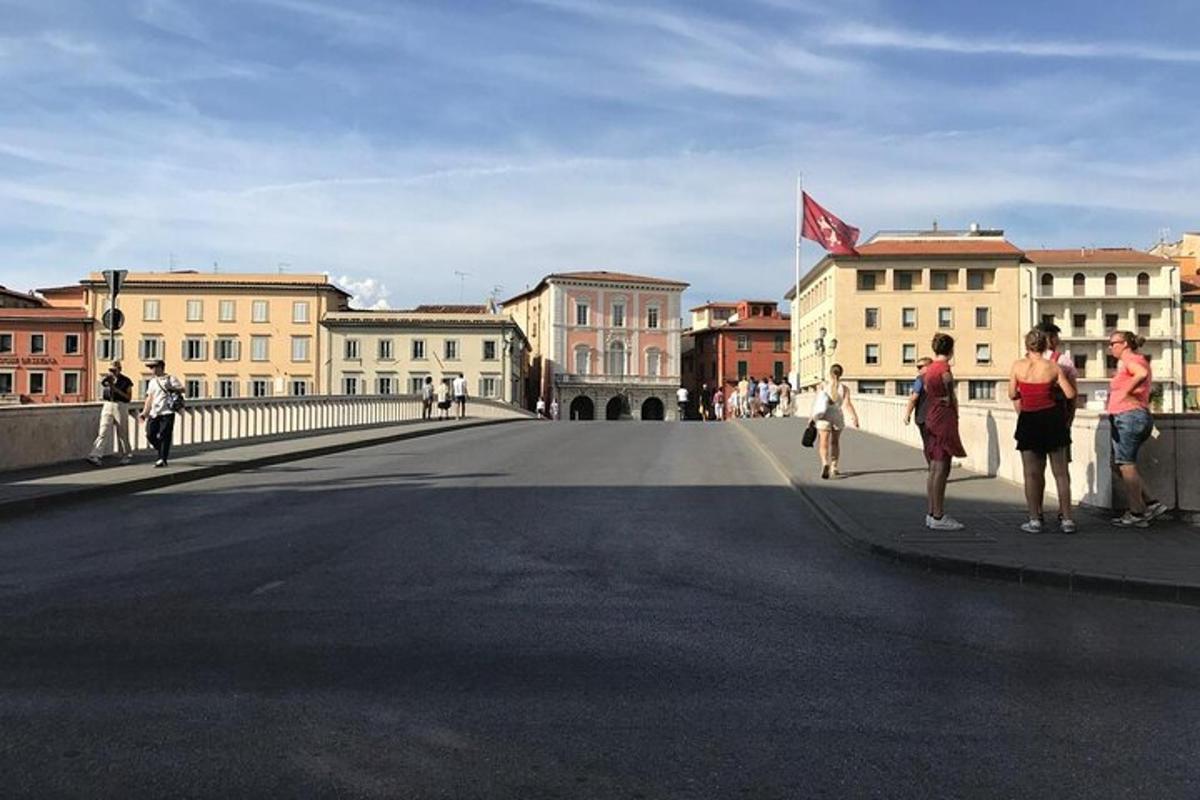 un gruppo di persone in piedi su un ponte