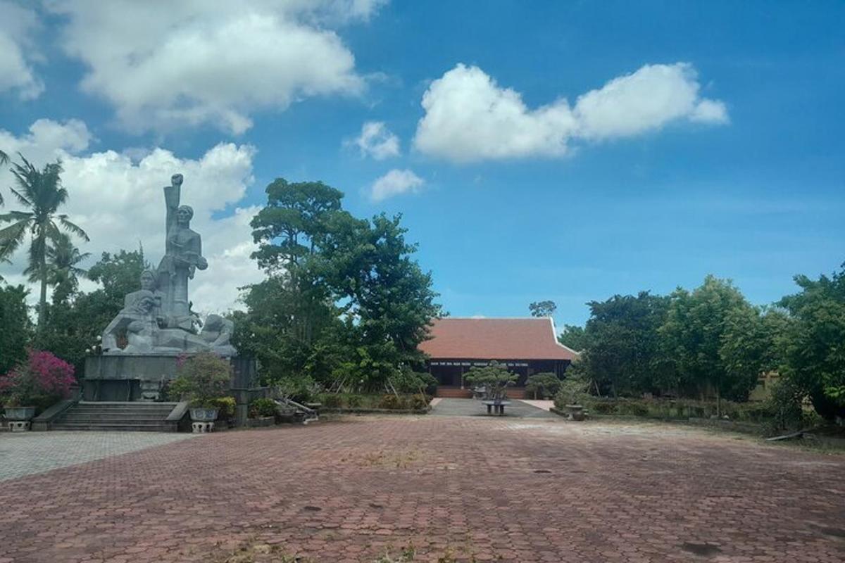 statua kobiety przed budynkiem