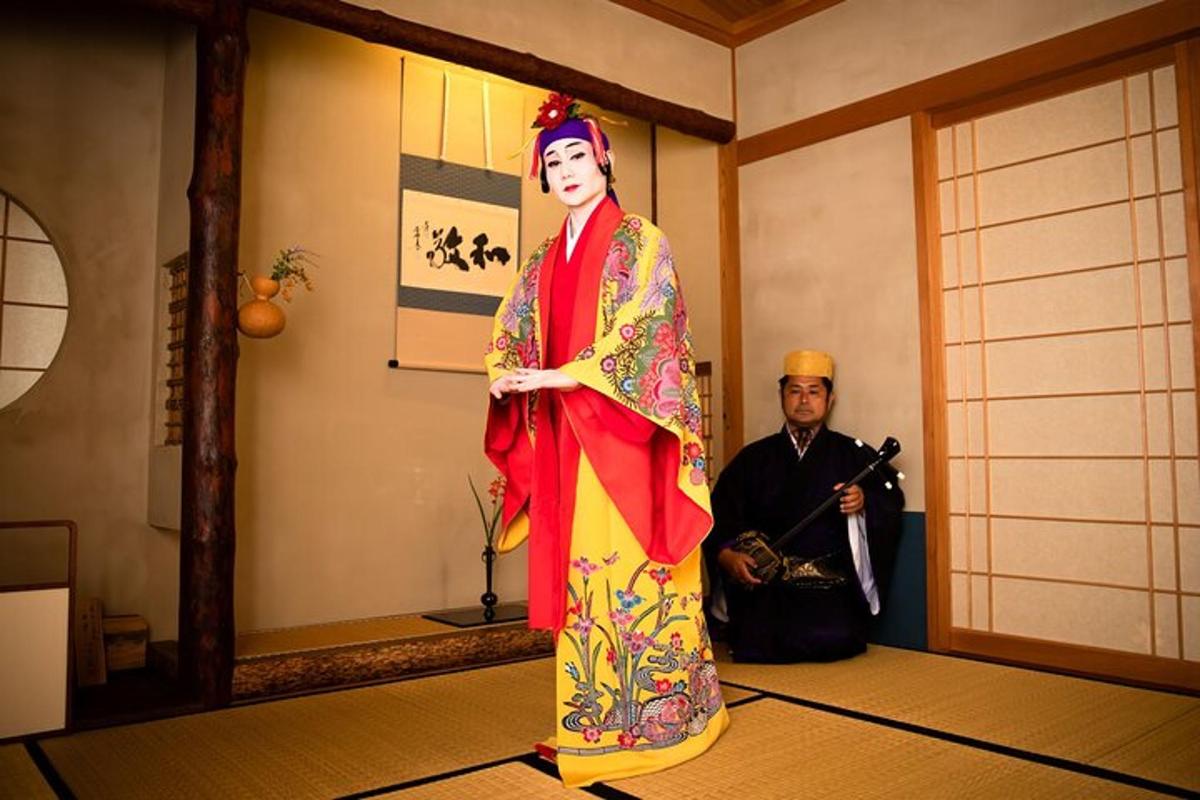 kimonos mees seisab toas
