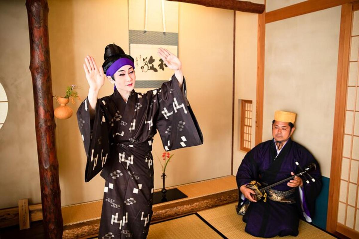 un uomo in kimono in piedi accanto a un uomo in una stanza