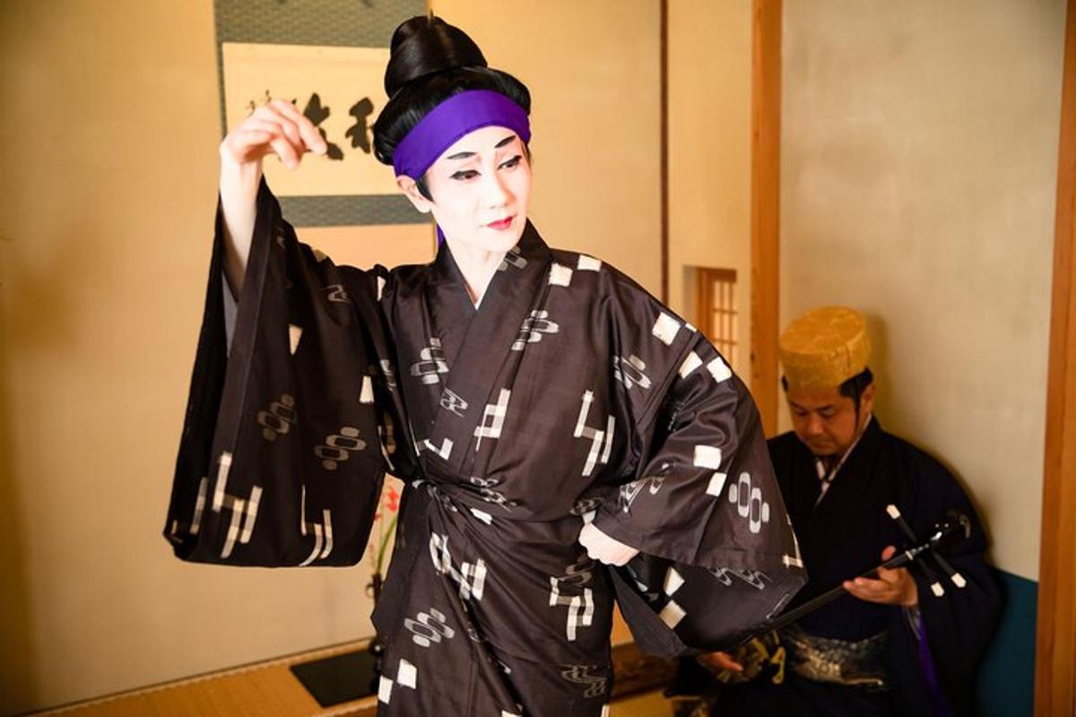naine kimonos ja lilla peapaelaga