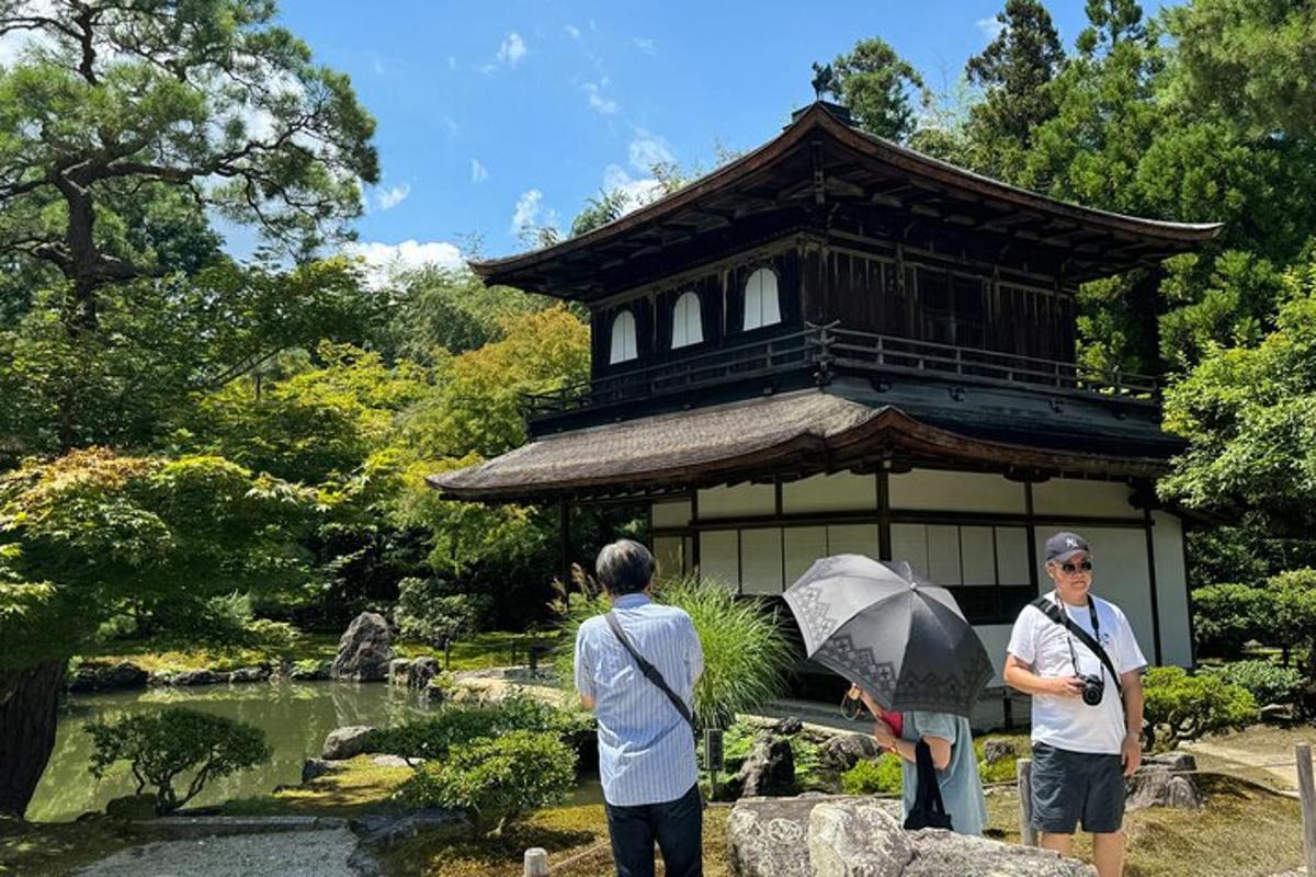 un gruppo di persone in piedi davanti a una pagoda