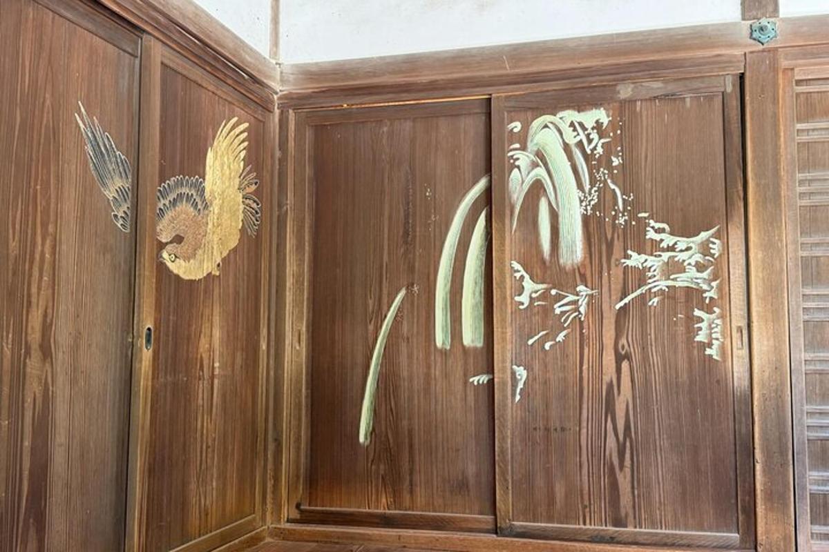 lemari kayu dengan gambar burung di atasnya