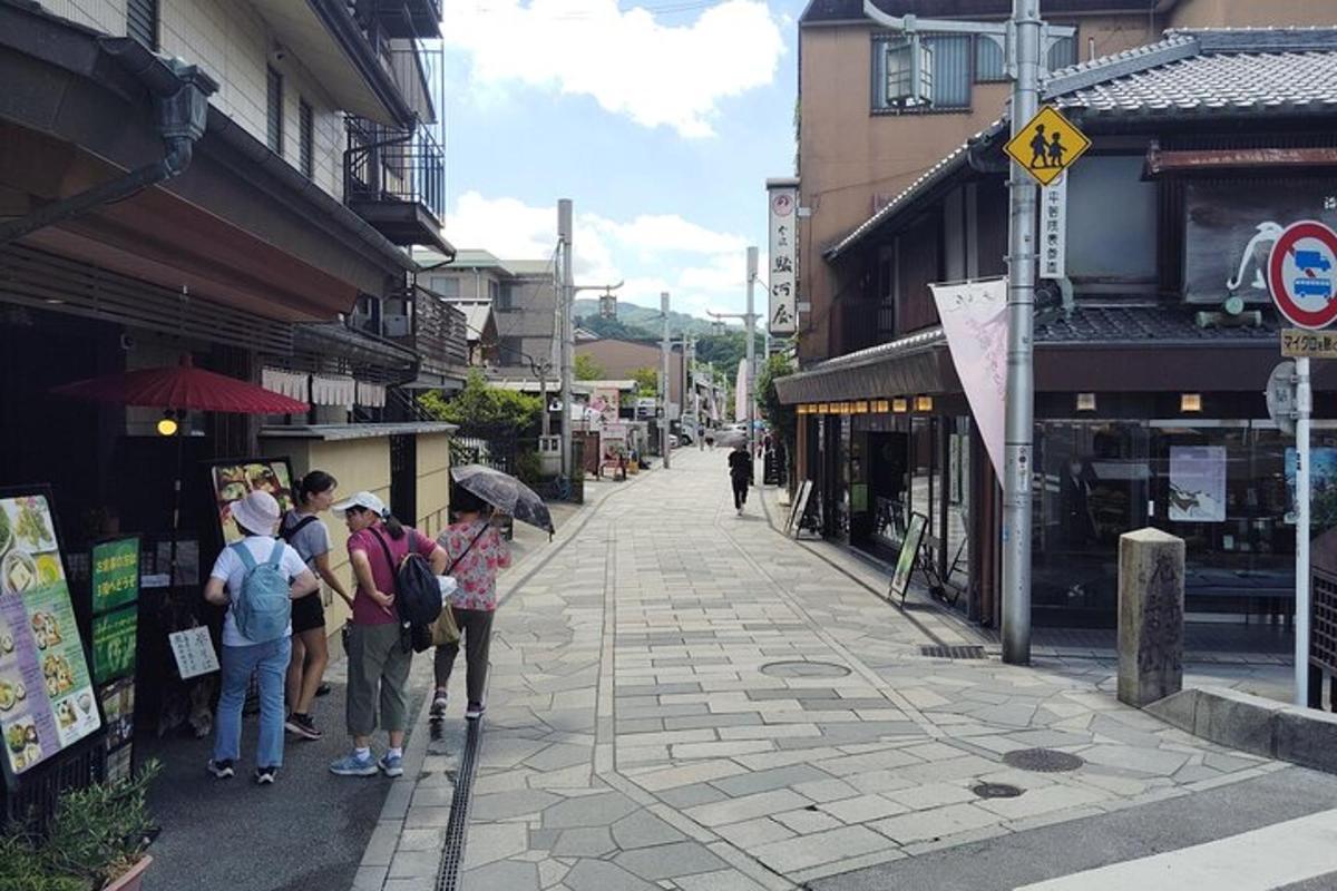 un gruppo di persone che camminano lungo una strada