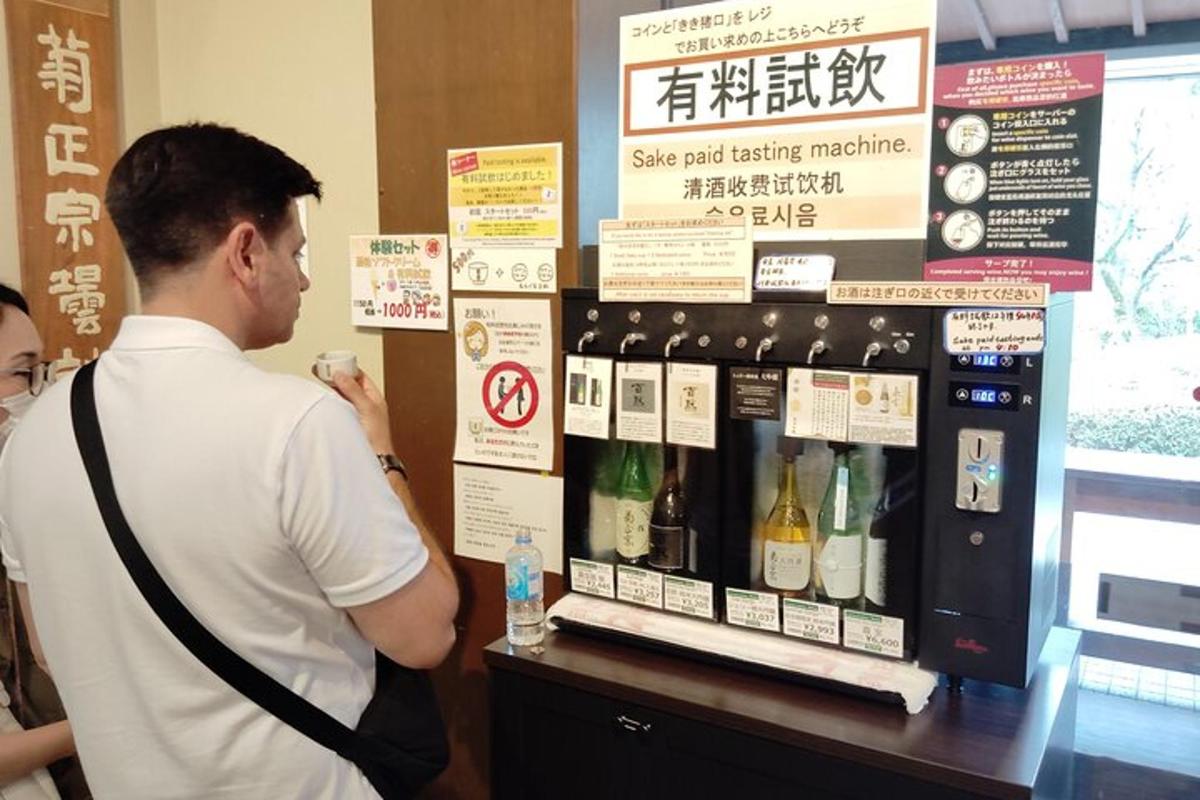 一名男子站在一排酒瓶前