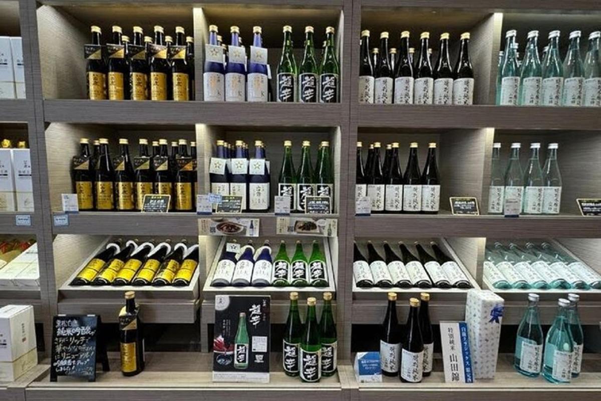 Un estante de una tienda lleno de muchas botellas de vino