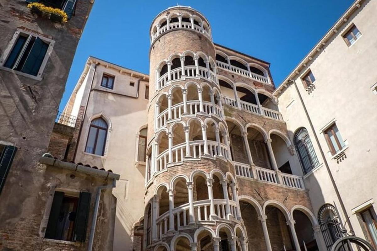 un edifici alt amb una torre al costat