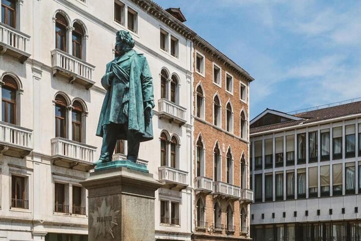 una estàtua d'un home dret davant d'un edifici