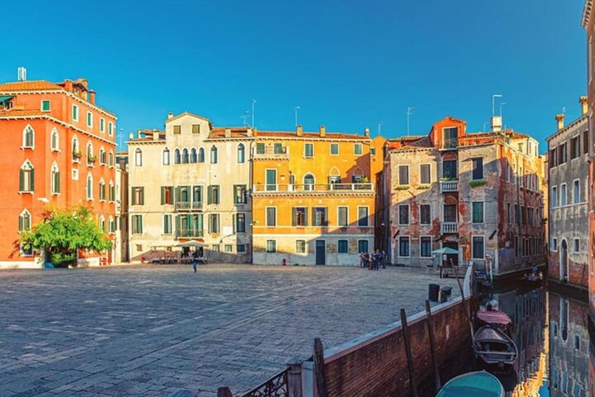 un grup d'edificis situats al costat d'un carrer