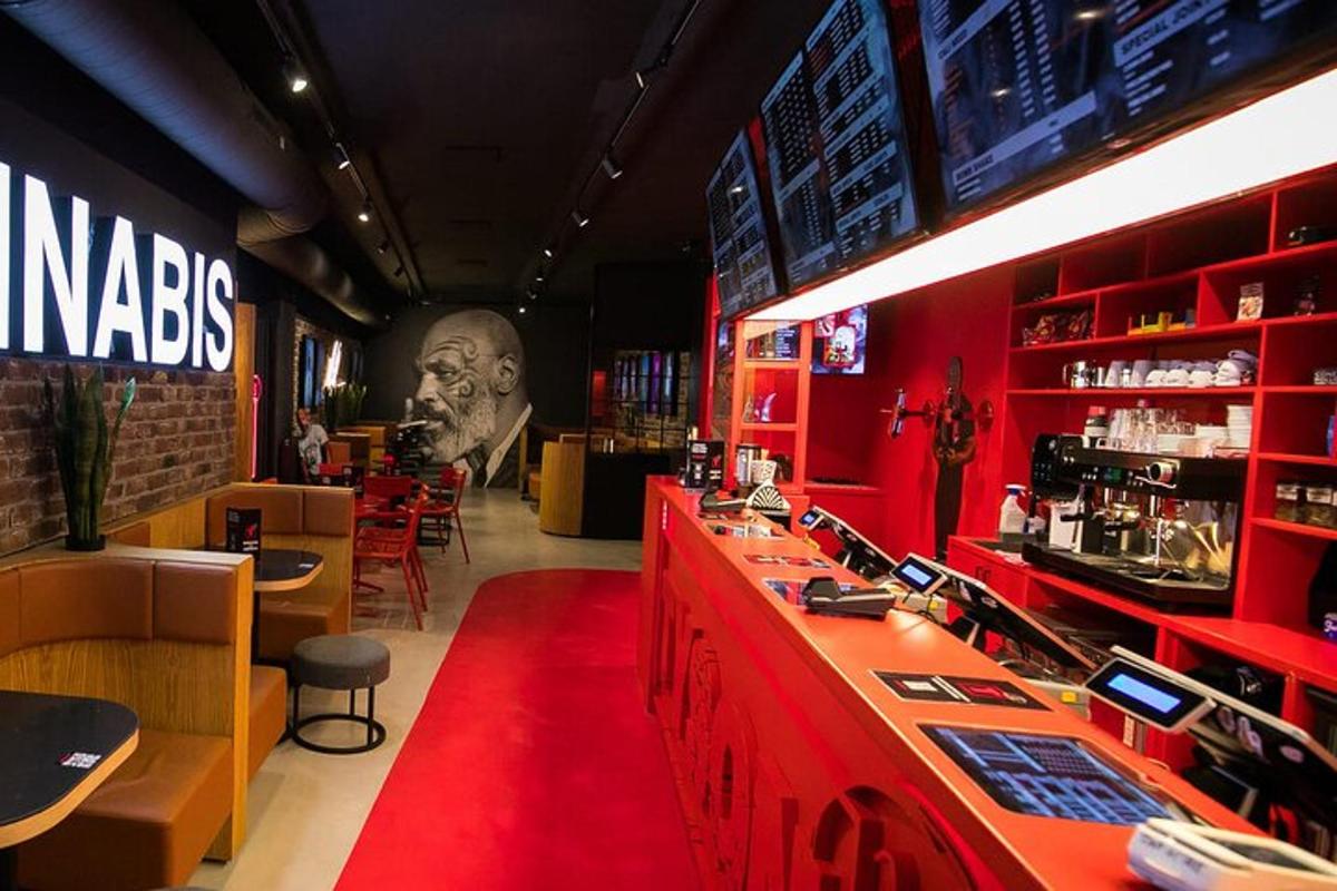 un ristorante con un bar con un uomo sul muro
