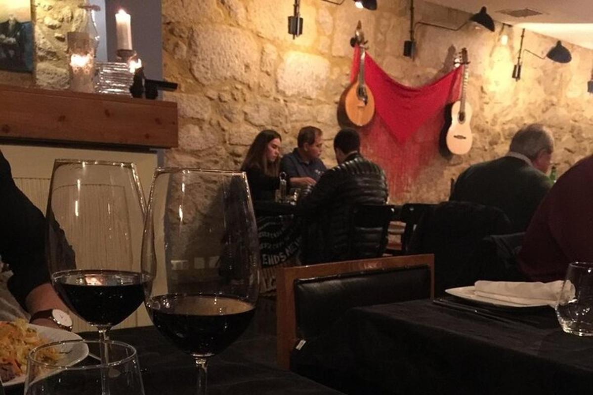 skupina lidí sedících v restauraci s sklenicemi na víno