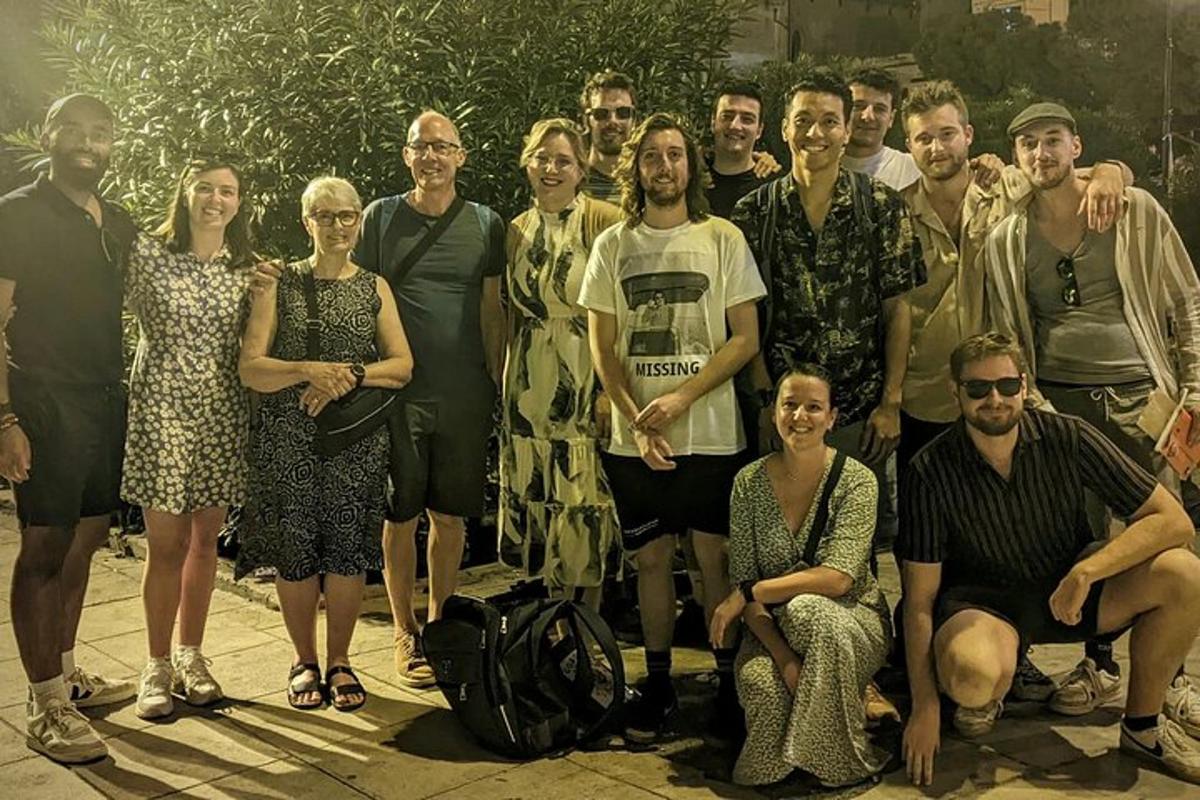 eine Gruppe von Menschen, die für ein Foto posieren