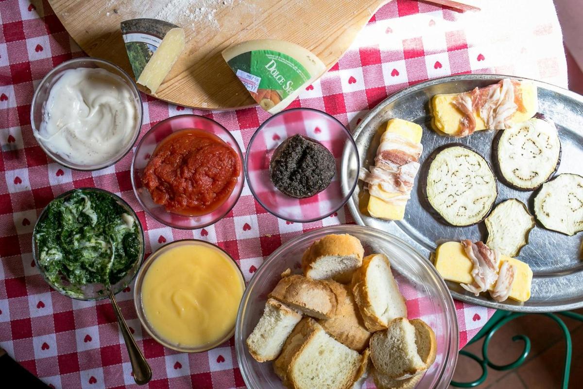un tavolo apparecchiato con diversi tipi di pane e altri alimenti