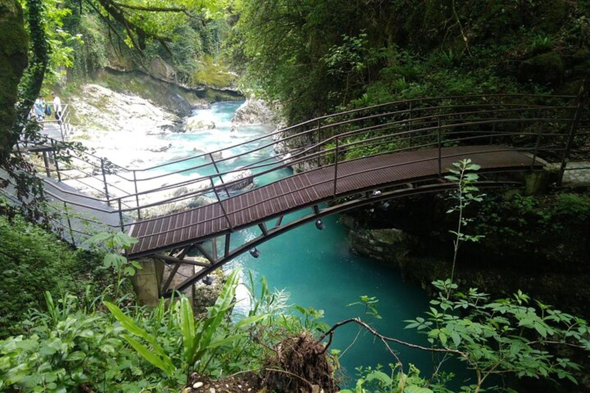 uma ponte sobre um rio com água azul