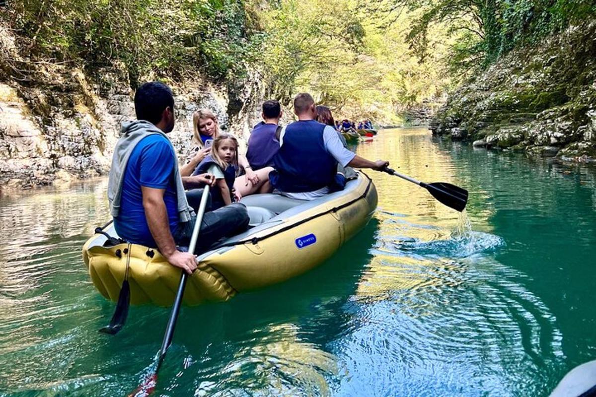 um grupo de pessoas em uma jangada em um rio
