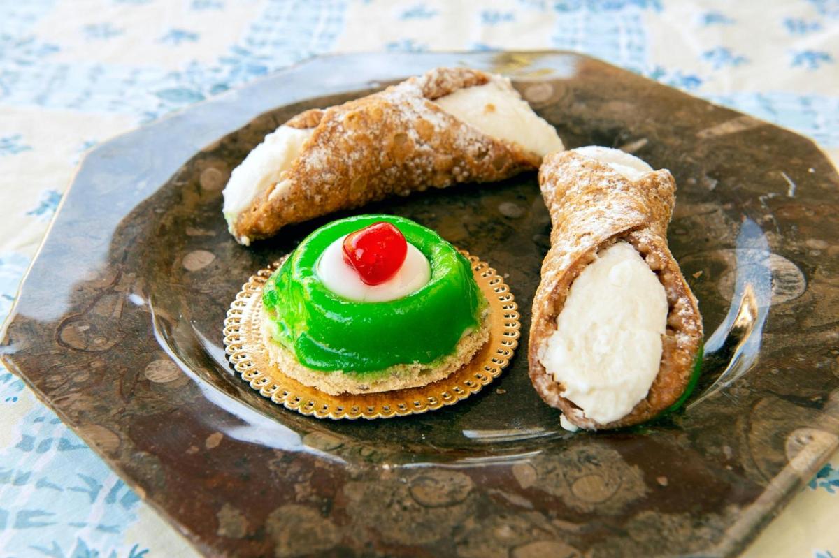 isang plato ng mga dessert sa isang glass plate