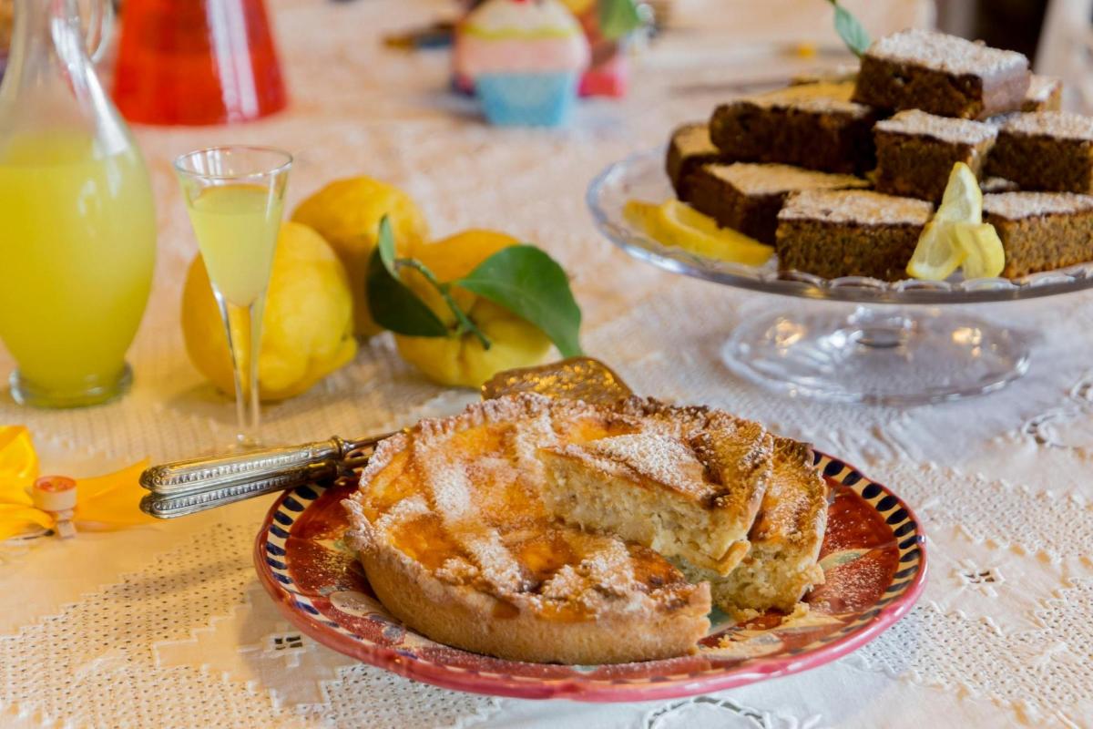 un tavolo con un piatto di torta e altri dessert