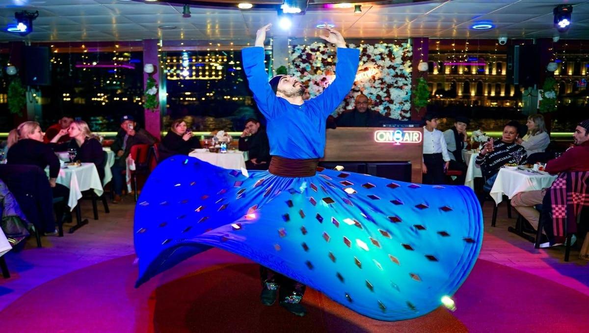 un home amb un vestit blau balla a la pista de ball