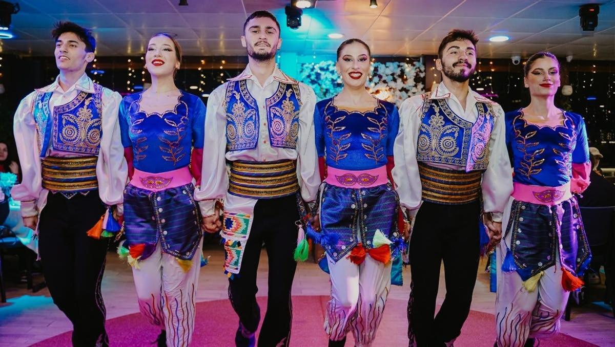 un grupo de hombres actuando en un escenario
